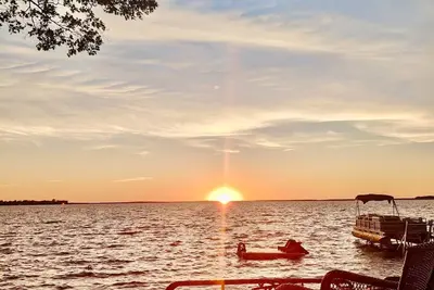 Image de New Listing! Lake front cottage with 100' of private sandy beach