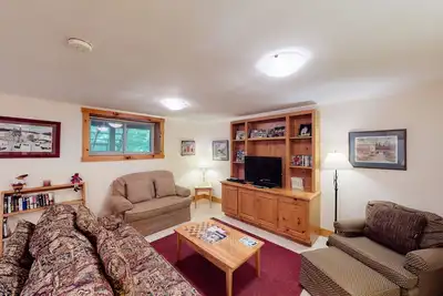 Image de Walk to lifts basement condo near water park & golf course with deck