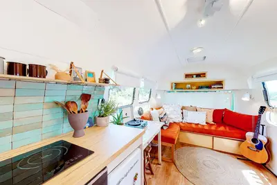 Image de Secluded riverfront retreat with gorgeous lake views and adorable interior