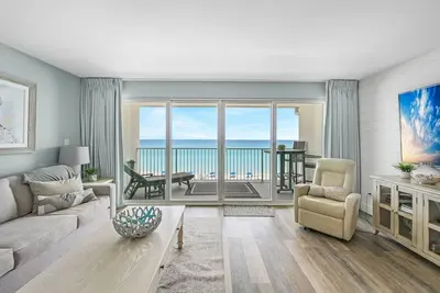 Image de Dreamy Oceanfront Penthouse: Indulge in Luxury Spa, Panoramic Views & Beach Fun!