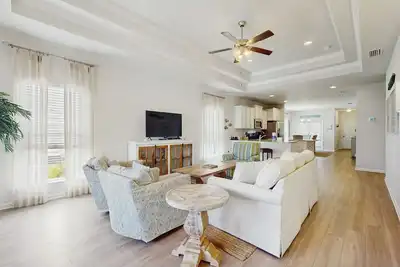 Image de Beachy retreat within easy walking distance to pool, beach access & restaurants