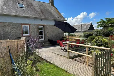Image de Maison familiale près de la baie du Mont Saint-Michel avec terrasse, jardin et équipements pour enfants