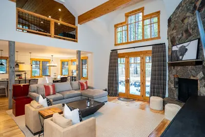 Image de Upscale Lodge nestled in the woods with private hot tub and fire pit
