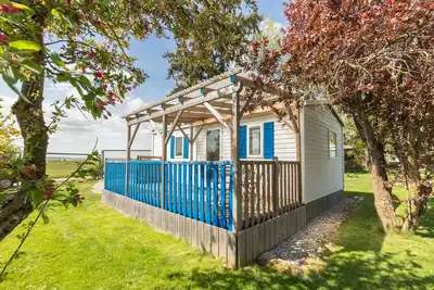 Image de Appartement de vacances pour chiens \"Tonis Hütte\" avec terrasse couverte et jardin