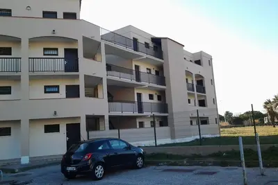 Image de Appartement dans petit immeuble calme Ă 500 m de la plage