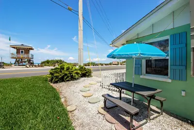 Image de Adorable condo with a full kitchen & outdoor space - just steps from the beach