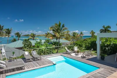 Villa de 3ch, piscine chauffée, accès privé à la mer & jardin luxuriant