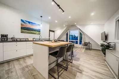 Image de Sale! Ev charger, Espresso, Ac! Walk 2 lake & town
