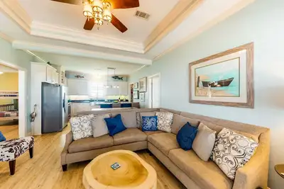 Image de Dog-Friendly Home w/ a Furnished Balcony & Patio - Walk to Beaches