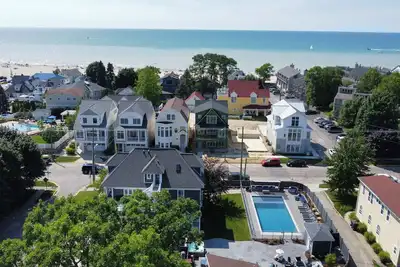 Image de Modern beach house, private heated pool, walk to the beach and town!
