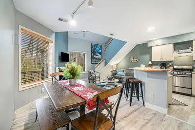 Image de Spacious condo in the heart of Crystal Mountain with fireplace, walking distance