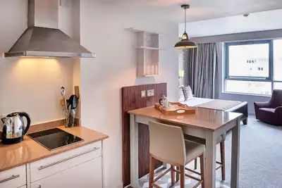 Image de Studio Suite Near River Mersey | Free Wi-Fi + Fitness Centre On-Site