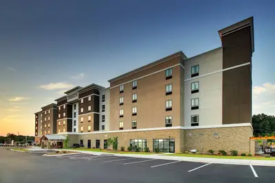 Image de Free Breakfast Buffet. Indoor Pool. King Suite. Your Next Trip!
