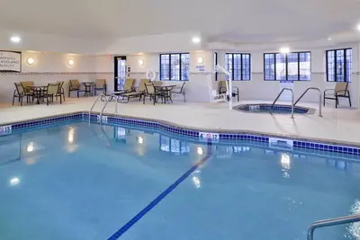 King Suite | Free Breakfast + Shared Pool & Hot Tub. Close to Mayo Clinic!