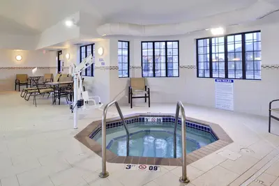 Image de Cozy Suite in Rochester | Free Breakfast + Shared Pool & Hot Tub. Near Mayo Clinic!