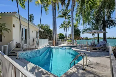 Image de Spacious Waterfront home-private pool-100 ft of dockage w/private backyard! !