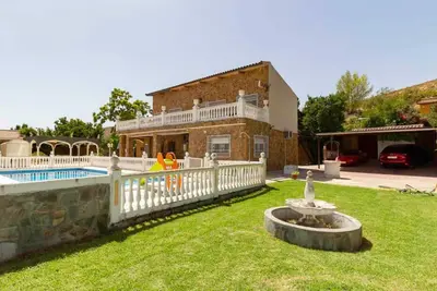 Image de Ferme avec grand jardin, grande piscine