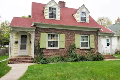 Image de The East Side Inn is a charming little house in the small town of Morris, Minnesota.