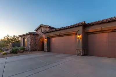 Image de Luxury Home, Resort backyard, pool, outdoor kitchen, mountain views & privacy!