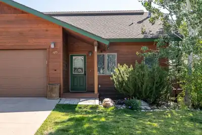 Image de Dog-Friendly Mountain Retreat–Epic Views, Near Trails, &Ski, Private Deck w/Views, Garage, W/D in Unit