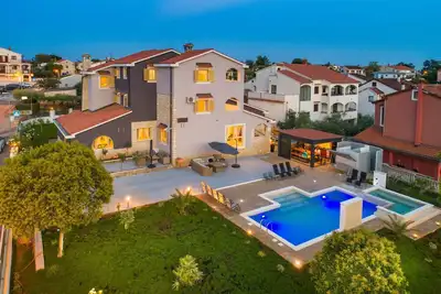 Image de Villa Zorica in PoreÄŤ with 7 Bedrooms, Pool, Fireplace