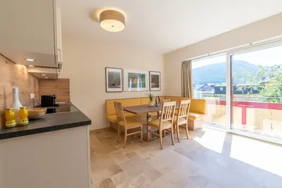 Image de Cozy vacation apartment on the 1st floor with balcony - 3km to the ski lift