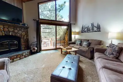 Image de Updated & Large, Near Golf Course! Gas Grill & Deck. Forested Quiet Location