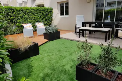 Image de Appartement climatisé avec parking privé et piscine commune.