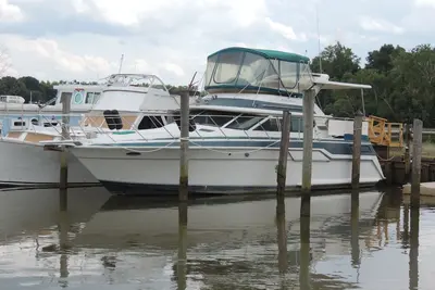 Image de A Very Nice 43' Yacht With Long River Views And Onsite Riverside Dining
