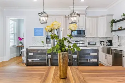 Image de Stunning 4 Br Condo + Pool - Near St. Charles