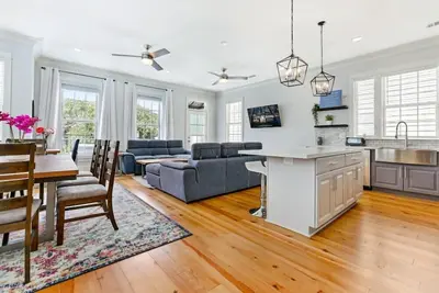 Image de Modern 4 Br Condo with Balcony & Pool - Near Fq