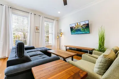 Image de Chic 4 Br Condo | Large Pool | Perfect Location