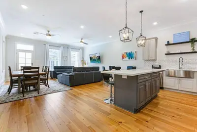 Image de Modern 5 Br Condo | Large Pool | Near Everything