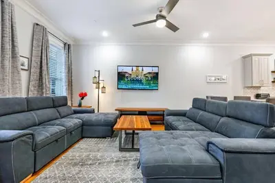 Image de 15% Off Monthly | 10% Off Weekly-Stunning Modern & Fully-Upgraded 5 Br w Pool