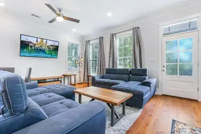 Image de 15% Off Monthly | 10% Off Weekly- Chic Urban Retreat w Pool Steps to St. Charles Ave and