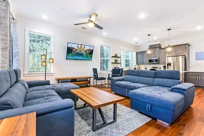Image de Spacious 5 Br Retreat + Pool | Near It All!