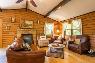 Image de Cozy Cabin with Hot Tub and Fire Pit