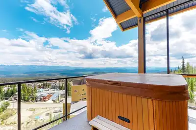 Image de Ski-in/out condo with private hot tub, majestic mountain views, & fireplace