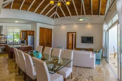 Image de Sea-views 3bd villa on sandy beach, private pool & golf cart, gym/tennis!