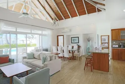 Image de Guest-friendly villa on sandy beach, private pool & golf cart, gym/tennis!