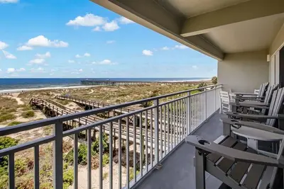 Image de Wake up to Waves: Your Oceanfront Sunrise Retreat
