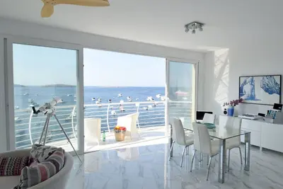 Image de Stunning Penthouse situated directly over the sea, unique