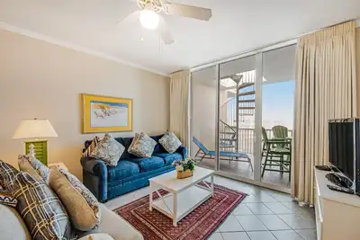 Image de Bright condo near beach with pool, boat slip, & balcony view
