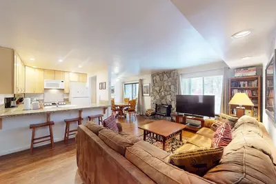 Image de Mountain condo near town with shared pool, hot tub, & game room