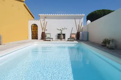 Image de Maison spectaculaire avec piscine privée et wifi