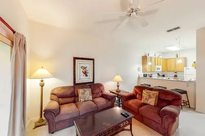 Image de Welcoming ground-floor condo with patio, pool, fitness center, sauna, & hot tub