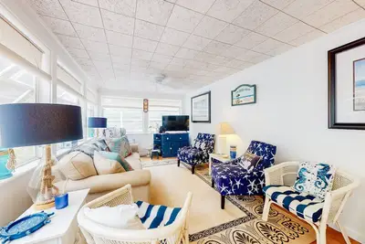 Image de Secluded ranch home with a full outdoor shower & private community beach