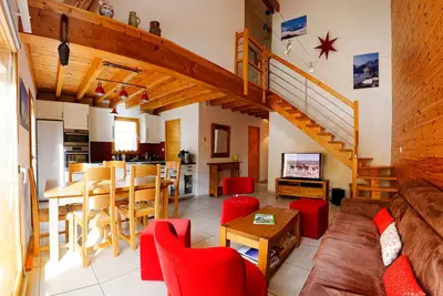 Image de Chalet neuf, classé 4 **** 8 personnes, proche des pistes, vue montagne, 92 m2