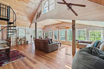 Image de One-of-a-kind mountain cabin w hot-tub, near the Shenandoah Np