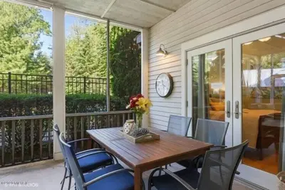 Image de Gorgeous Union Pier Condo With Association Pool! Close To Beach and Downtown!